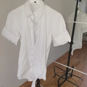 Vit skjorta  - Vit skjorta body, fattas en knapp