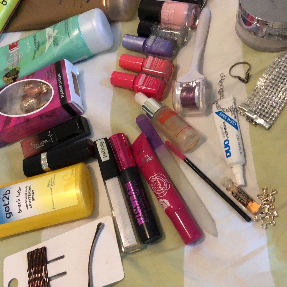 Rensat då jag har för mycket prylar! Allt på bilden ingår i priset! Fyller på mer efter hand! Bla hårnålar, ögonfranslim, cellulitkräm, mascara, hårprimer, läppstift, dermaroller, serum, bus, lösnaglar etc. Olika skick! Mycket bara testat! Frakt 42kr. 💕. Accessoarer.