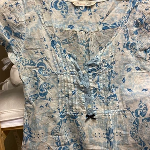 Odd Molly blus - Såå fin blus i blå & vita mönster. Jätteskönt material och fin både till vardag eller fest💕