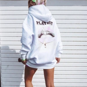 Playboy X missguided hoodie - Står att det är en M men skulle säga XL. Första bilden är lånad, jag på andra bilden. Den är i nyskick och aldrig använd🥰❤️ Kom privat för mer detaljer och bud💕