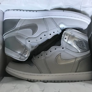Nike Air Jordan 1 Retro High OG CO. Japan - Säljer ett par Japans som nyligen kom ut. Skick: DSWT, storlek: 9 US vilket motsvarar 42.5 EU. Pris: 2400kr. Fraktar eller möts upp i Stockholm.