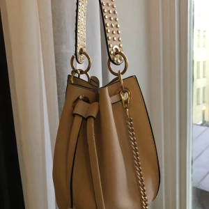 Väska från zara - Rosa väska från Zara med guld detaljer. I fint skick.