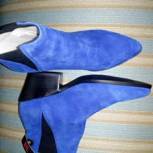 Nya boots 40 - Helt nya boots i cowboy stil, kornblå mocka fr depeche, strl 40 men små i strl, snarare 38,5-39. Nypris 999kr, säljer för 360kr. Köpare betalar frakt 😊