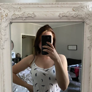 Sött linne - Linne med fjädrar och justerbara band. Använt fåtal gånger! Storlek xs/s