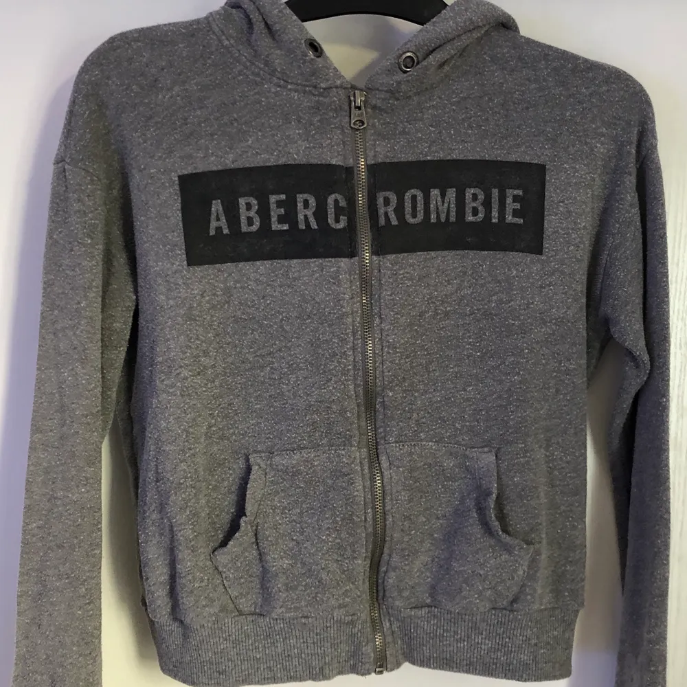 Grå hoodie från Abercrombie, den köptes med ”sliten effekt” alltså att den ska de lite sliten ut. Aldrig använd . Hoodies.