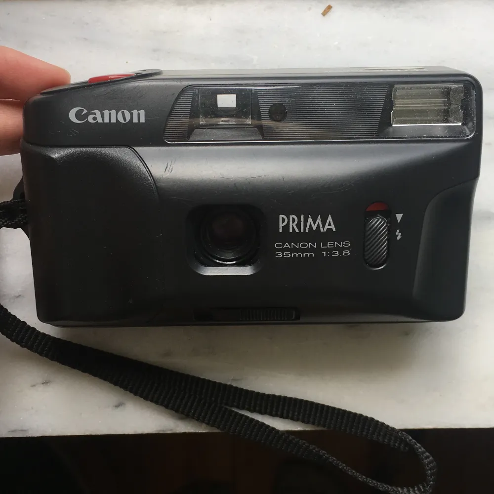 Säljer en Canon Prima Junior! Analog kompaktkamera för 35 mm film. Väldigt enkel modell, lätt att använda. Blixt finns🎞. Övrigt.
