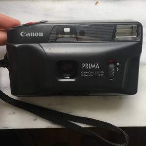 Säljer en Canon Prima Junior! Analog kompaktkamera för 35 mm film. Väldigt enkel modell, lätt att använda. Blixt finns🎞