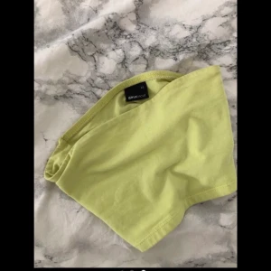 Bandeau topp Storlek xs  - Super snygg från Gina tricot 
