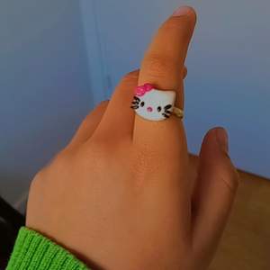 handmade hello kitty ring!! Adjustable for any size / shipping 15kr 