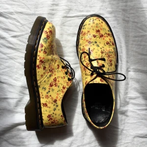 Gula blommiga Dr Martens - SÄNKT PRIS! FRAKT INGÅR! Så sjukt fina och sköna Dr Martens i riktigt bra skick!!! 🌻 Nästan aldrig använda pga är lite för små för mig. Storlek 38. Om många är intresserade så kör vi budgivning! Frakt ingår i priset 🥰