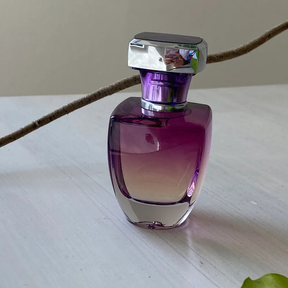 En parfym av Paris Hilton med en blommig doft! 🌸🌺 Köparen står för frakten. Övrigt.