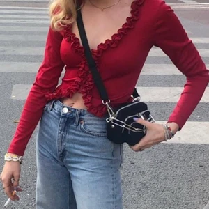 Väska - Svart väska med kedja ifrån Núnoo bags🖤 köpt för ca 800kr och har varit en favorit. Liten men plats med en iPhone+, har också två små fickor fram som är perfekta för AirPods! Lite sönder men inget märkbart och funkar ändå, därav det jättelåga priset✨