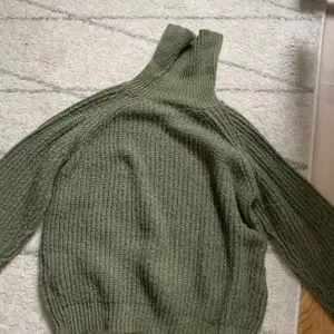 Supermysig oversized stickad tröja i militärgrön från Gina. Väldigt härligt material.