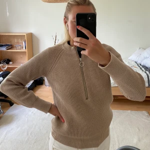 NA-KD CARDIGAN  - Stickad mysig tröja från NA-KD. Beige färg i storlek S. Frakt 44 kronor. Kan även avhämtas i Lund. 