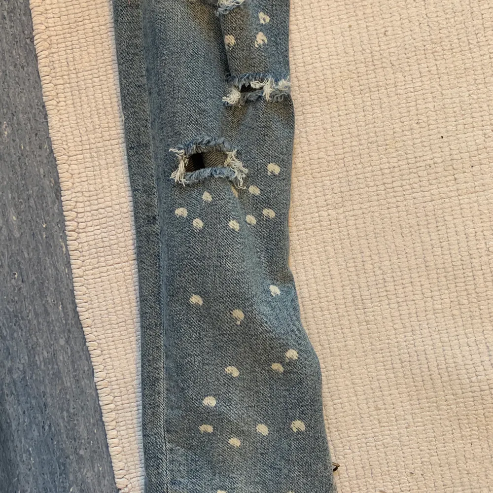 Snygga jeans från H&M med lite prickar/färgstänk på dom och dragkedja nere vid foten riktigt snygga knappt ansvällda alls⚡️. Jeans & Byxor.