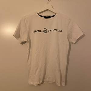 En Sail Racing t-shirt i storlek 160, väll använd men i bra skick, är köpt på kill avdelningen men är tjej kan lika gärna ha den med, köparen står för frakt om inte mötas upp i Norrköping.