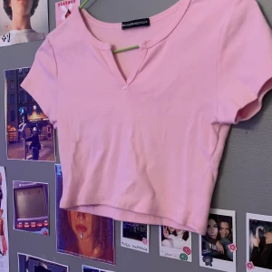 Brandy Melville  - Jättegullig Brandy Melville top, säljer då den inte har kommit till användning på ett tag. Det är en onesize men funkar som en xs/s. Högsta bud 75kr💕