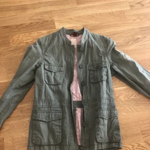 Grön jack - Tunn och skön jacka som passar både till hösten och våren 