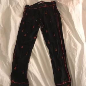 Zadig et Voltaire byxor - Säljer mina fina Zadig byxor. Väldigt fint skick och inget slitage. Ungefär storlek XS-S❤️🤍🖤