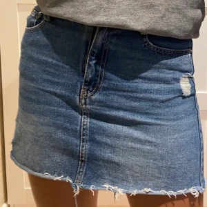 blå jeanskjol - En jeanskjol som blivit för liten för mig i midjan. 100kr+ Frakt. Köparen står för frakten👍🏼