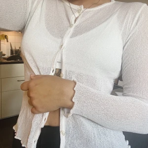 Vit topp - Jättegullig vit topp köpt på second hand strl XS-M, genomskinlig. 