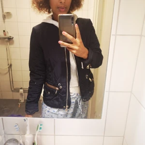 En jacka  - Höst jacka från  zarah, vid snabb affär säljs den billigare. 