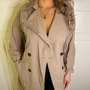 Trenchcoat  - En knappt oanvänd trenchcoat ifrån ginatricot i storlek 36 men passar även dem med storlek 38 väldigt bra. Buda för minst 150kr+frakt!