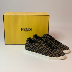 Fendi logo sneakers - Helt nya fendi skor. Storlek 43. Kostar runt 6000kr i butik.