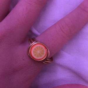 Ring - Säljer en fin guldig ring med en apelsinpärla 💖 Storleken är S/M/L och köparen står för frakten