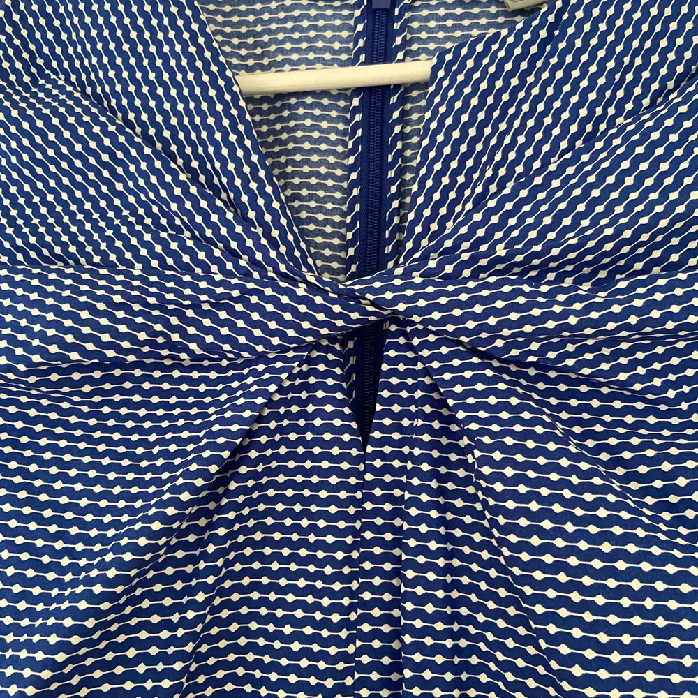 Blus från COS med fina detaljer. Marinblå med vitt mönster, passar perfekt till enklare byxor eller kjol. Använd fåtalet gånger, så jag hittar inga synliga defekter. Storlek 36.. Blusar.