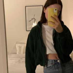 Hoodie från Brandy Melville - Mörk grön hoodie från brandy melville, sparsamt använd och fortfarande mycket bra kvalitet. 🤗 Såå himla skön och snygg passform. Säljer då jag har en liknande redan! Budgivning i kommentarerna 💕🥳