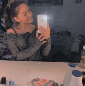 En blus svart o silvrig  - Lite stor för mig ❤️fin  till nyår elle andra högtider 