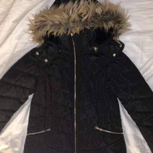 Vinterjacka - En fin vinterjacka med fuskpäls. Från märket tindra. Storlek 36. Luvan går även att ta av. Hör av er vid frågor eller fler bilder✨