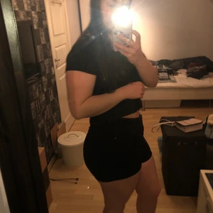 Svarta jeansshorts - Svarta jeansshorts från GinaTricot, modellen Molly så dom är superstrechiga! Sömnen för den uppsydda kanten har släppt på ena benet, inga andra synliga defekter. Köparen står för frakten OBS finns billigare frakt men paketet är isåfall inte spårbart!