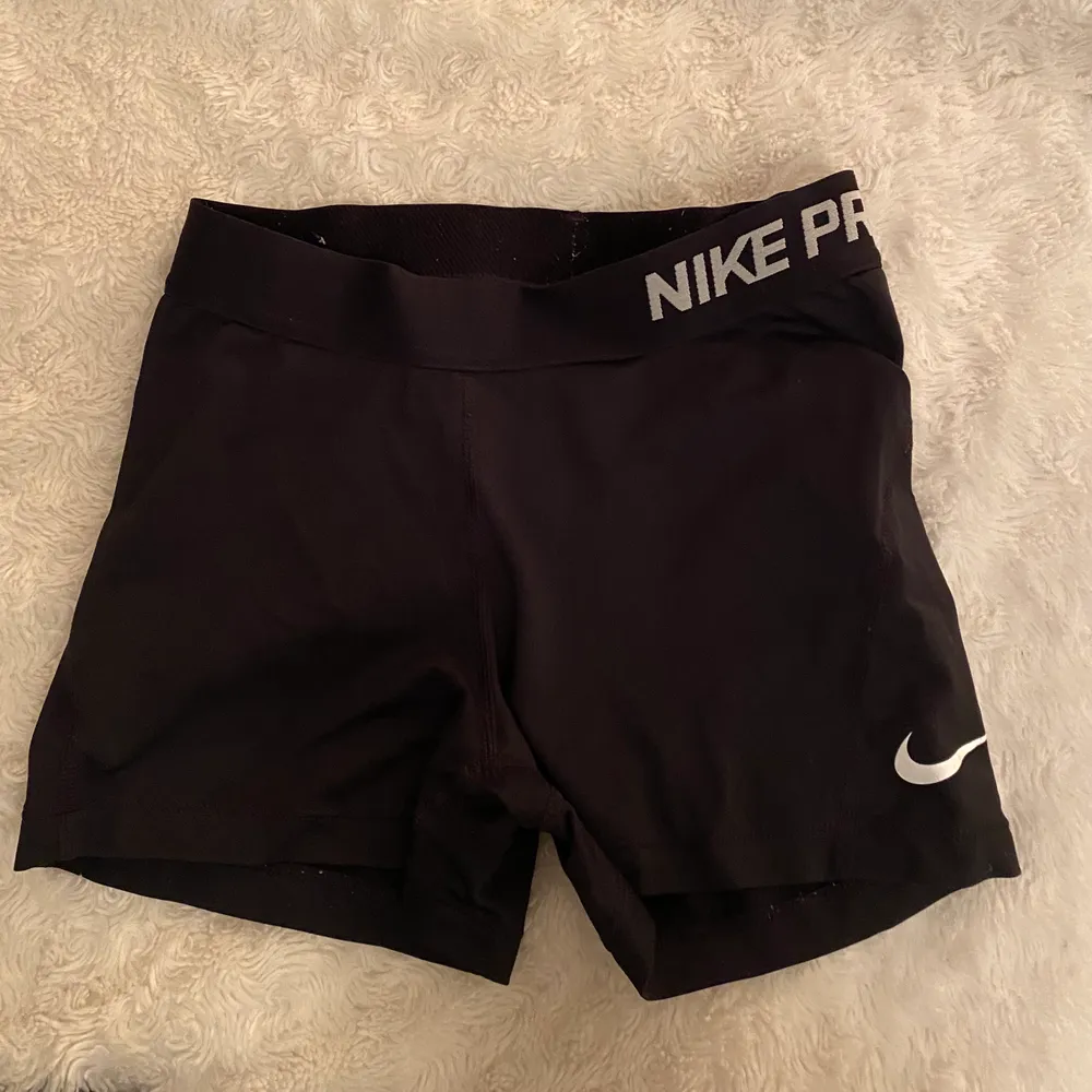 Nike pro shorts I storlek S. Välanvända men i bra skick! Säljer för 95kr, köpare står för frakt!!. Shorts.