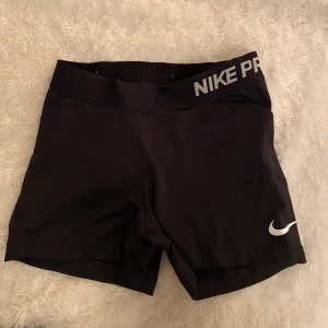 Nike shorts  - Nike pro shorts I storlek S. Välanvända men i bra skick! Säljer för 95kr, köpare står för frakt!!