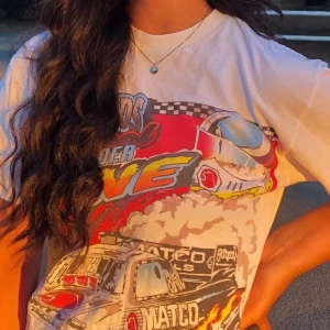 t-shirt - T-shirt med tryck, köpt på pacsun i los angeles för två år sen men är i bra skick förutom att färgerna är något blekare nu pga av tvätten. Stl onezise men jag skulle bedöma att den motsvarar M/L. Frakt tillkommer💕