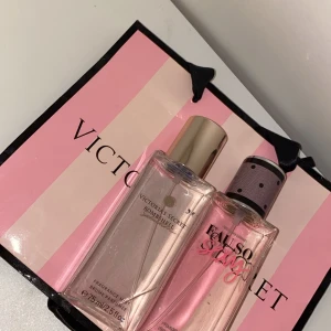 VS BODY MISTS - 150kr för båda + 40kr i frakt eller mötas upp i Göteborg ♥️ Nästan fulla ♥️ VS Bombshell Seduction (en blandning av cleant och sött) och Eau So Sexy (en blandning av sött och träigt) - Underbara och mer ”sexiga” dofter. Säljer då jag har för många✨ Jag skickar med påsen också 🛍