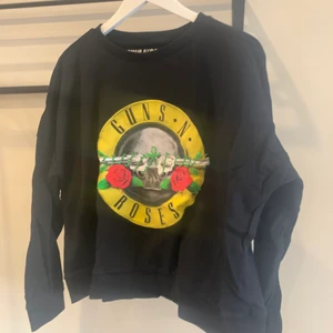 Sweatshirt  - Sweatshirt från vila i strl L med loggan Guns’n roses. Verkligen superfin & skön tröja men kommer inte till användning, priset är 80kr + frakt💕💕😩 #sweatshirt