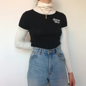 Svart body - Super gullig svart body från forever 21. Köpte den för ett tag sedan men använder den inte längre. Fint skick! Står M men passar mig fin fint som har XS/S, väldigt strechiga material