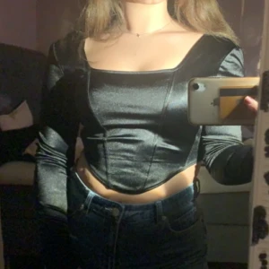 topp - säljer en fin topp som inte har kommit till användning💗 har en liknande topp i en annan färg drf säljer jag den här toppen💗 skriv privat för frågor:) !50+40kr frakt!ni behöver it buda skriv om du är intresserad så får du tröjan!!