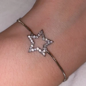 Jättefint silver armband - Ett väldigt fint silver armband som tyvärr inte kommer till användning längre💗 