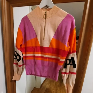 & Other Stories  stickad tröja - En skön tröja från stories där det står Paris på ena armen och Disco på den andra. Lite skrynklig på bilderna tyvärr men det kan jag bara steama till... pris ex porto