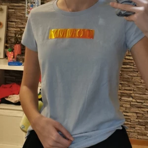 Blå tommy hilfiger t-shirt (äkta), S-M - Superbra skick, köpt i själva tommy hilfiger butiken, säljer för att den aldrig använts. Bud från 275kr, bud ökar med 25kr❤️