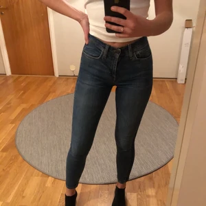 Jeans - Skitsnygga jeans men en detalj av mörkare jeans tvätt på bpda sidor. Från zara. Bra skick och frakt ingår i priset.