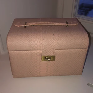 Smyckeskrin 💍💕 - Otroligt fint smyckeskrin med ”orm-skals” mönster i rosa färg! Har inte haft den så läge å den funkar fortfarande lika bra som den gjorde från dag 1! Det enda som blivit lite buckligt är just där man trycker ner örhängena! Men det märks inte när örhängena väl är i! Kontakta mig vid intresse 🤗✨