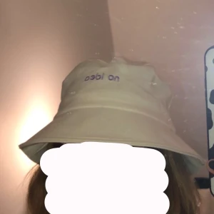 Vet inte - Vit fiske hatt med (No idea) skrivigt i lila med tråd (köpte den så) resen är vit och använt få antal gånger (priset går altid och diskutera!!!)