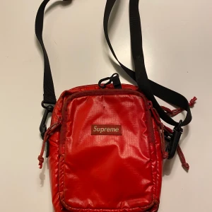 Supreme - Liten supremeväska, litet märke i den.