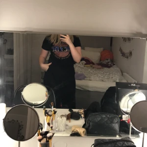 ACDC tröja - ACDC tröja från Shein. Har en fin chocker som detalj. Säljer för den inte kommer till användning längre. Passar xs-s