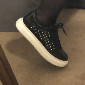 Nitskor - Säljer ett par skor med nitar,endast använda ett fåtal gånger/ inga slitningar.